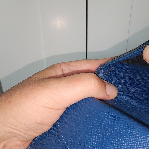 Louis Vuitton Authentic Epi Wallet Blue - Picture 5 of 10
